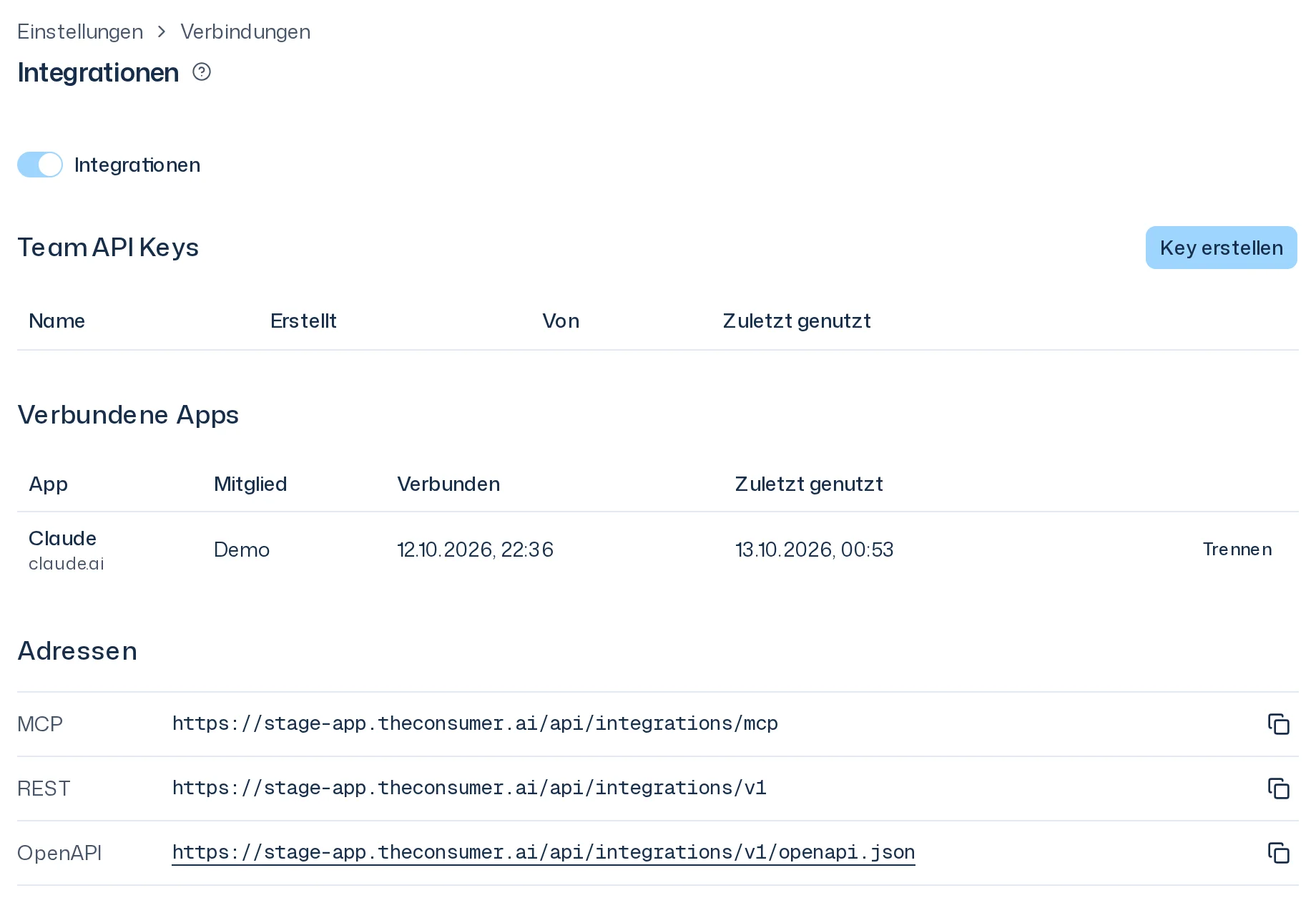 Seite Integrationen mit eingeschaltetem Schalter, der Tabelle Team API Keys mit einem Key namens Claude Desktop und den Adressen für MCP, REST und OpenAPI