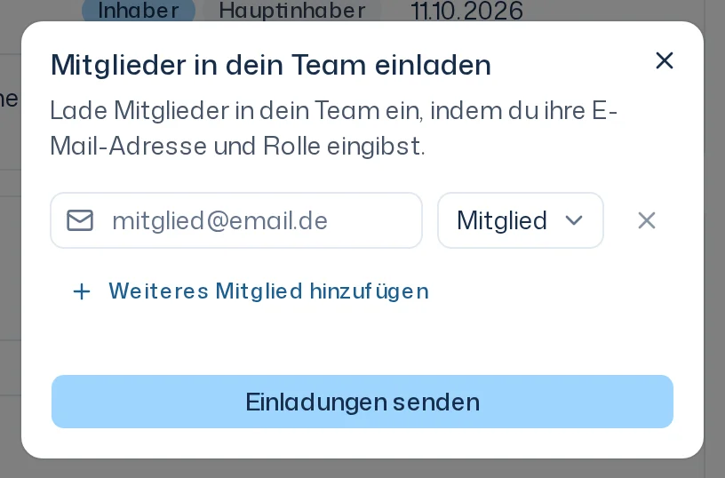 Dialog Mitglieder in dein Team einladen mit einem E-Mail-Feld, der Rollenauswahl Mitglied und den Buttons Weiteres Mitglied hinzufügen und Einladungen senden